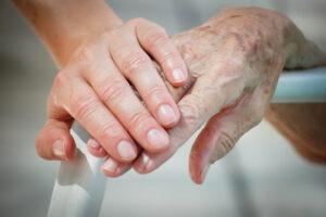 Las infecciones en hogares de ancianos causan muertes injustas y condiciones dolorosas para los residentes.