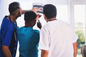 ¿Qué pruebas médicas pueden diagnosticar una lesión cerebral traumática después de un accidente en Kansas City?